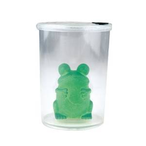 grenouille verte dans un verre